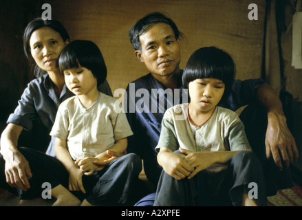 Lien, 8, et Hien, 6, tous deux nés après que leur père a été pulvérisé à l'Agent Orange sont aveugles - ils n'ont pas de lentilles dans leurs yeux. Banque D'Images