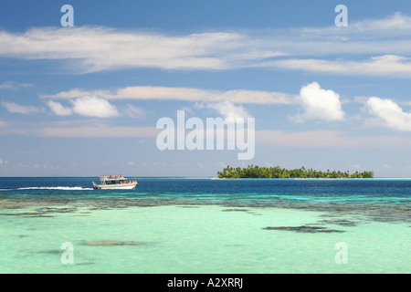 Bateau de vitesse à Bora Bora Lagoon avec whispy nuages Banque D'Images