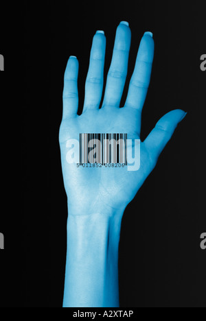 Concept biométrique montrant une main femelles avec code à barres superposées sur le Palm Banque D'Images