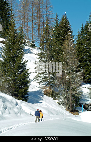 Paysage de neige. Deux personnes. L'errance. Val des Dix. Val d'Hérémence. Le Valais. La Suisse. Banque D'Images