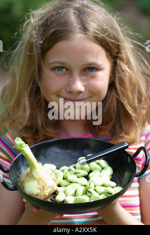 Young Girl holding légumes frais cueillis dans le jardin d'accueil spécial Banque D'Images