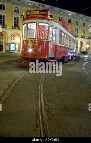 En tramway typique de Lisbonne Place du Commerce à Lisbonne. Le Portugal. Mais un vieux moyen de transport écologique. Banque D'Images