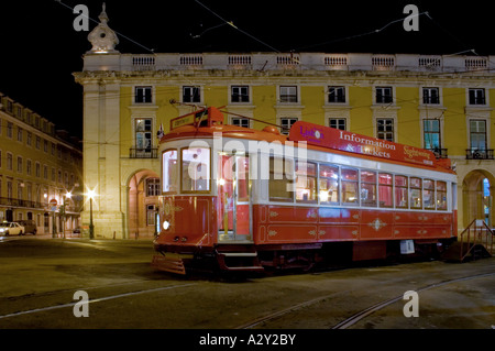 Tramway typique de Lisbonne dans le commerce Plaza à Lisbonne. Le Portugal. Mais un vieux moyen de transport écologique. Banque D'Images