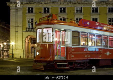 Tramway typique de Lisbonne dans le commerce Plaza à Lisbonne. Le Portugal. Mais un vieux moyen de transport écologique. Banque D'Images