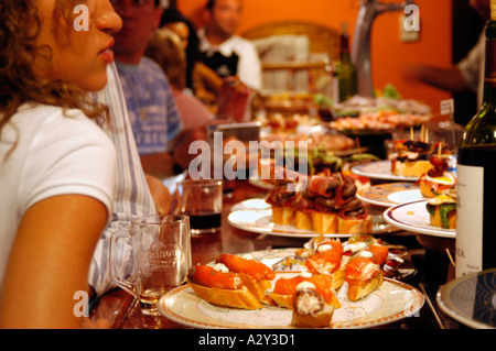 Manger des tapas dans un bar à San Sebastian, Espagne Banque D'Images