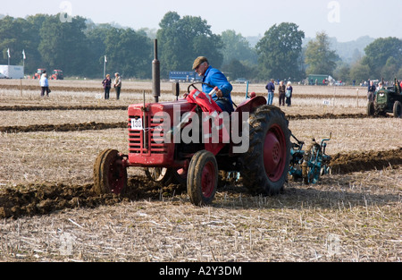 International Harvester tracteur travaillant au 56e National Ploughing Championships tenue à Loseley House à Surrey en Angleterre Banque D'Images