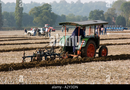 Tracteur Fordson travaillant au 56e National Ploughing Championships tenue à Loseley House à Surrey en Angleterre Banque D'Images