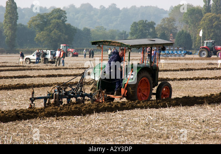 Tracteur Fordson travaillant au 56e National Ploughing Championships tenue à Loseley House à Surrey en Angleterre Banque D'Images