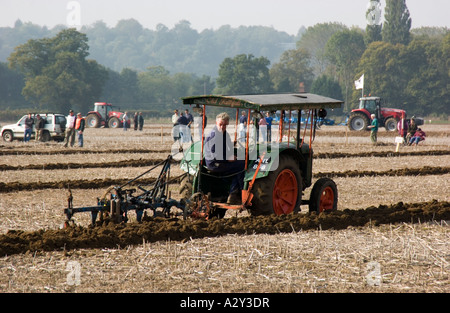 Tracteur Fordson travaillant au 56e National Ploughing Championships tenue à Loseley House à Surrey en Angleterre Banque D'Images