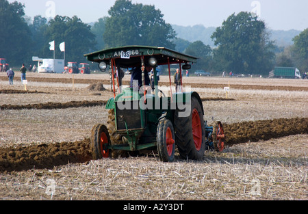 Tracteur Fordson travaillant au 56e National Ploughing Championships tenue à Loseley House à Surrey en Angleterre Banque D'Images