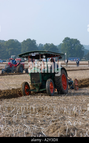 Tracteur Fordson travaillant au 56e National Ploughing Championships tenue à Loseley House à Surrey en Angleterre Banque D'Images