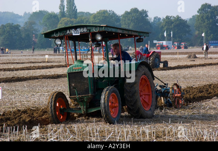 Tracteur Fordson travaillant au 56e National Ploughing Championships tenue à Loseley House à Surrey en Angleterre Banque D'Images