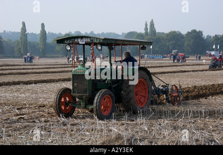 Tracteur Fordson travaillant au 56e National Ploughing Championships tenue à Loseley House à Surrey en Angleterre Banque D'Images