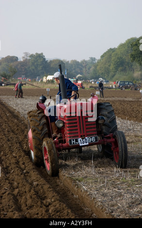 International Harvester tracteur travaillant au 56e National Ploughing Championships tenue à Loseley House à Surrey en Angleterre Banque D'Images