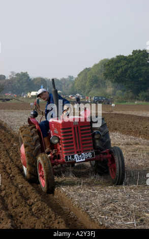 International Harvester tracteur travaillant au 56e National Ploughing Championships tenue à Loseley House à Surrey en Angleterre Banque D'Images