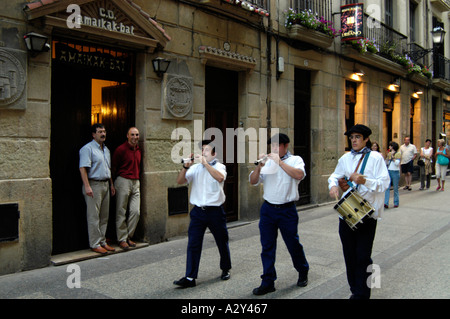 Musiciens traditionnels jouant dans les rues de la vieille ville de San Sebastian, Espagne Banque D'Images