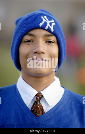 Sourire sain à l'adolescence dans l'appareil photo Banque D'Images