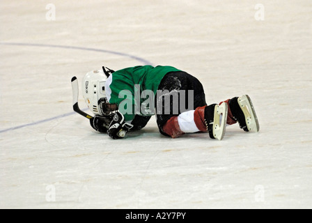 5 et 6 ans, les enfants apprennent comment jouer le jeu de hockey sur glace Banque D'Images