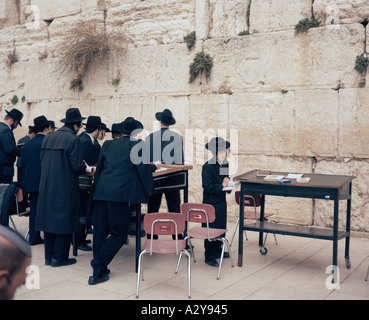 La culture des Juifs. Site historique religieux sacrés juifs du Mur des lamentations ou Mur Occidental à Jérusalem en Israël la Palestine au Moyen-Orient Banque D'Images