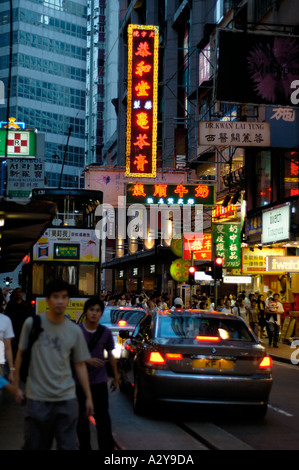 Scène de rue en début de soirée à Causeway Bay, près de Times Square Banque D'Images