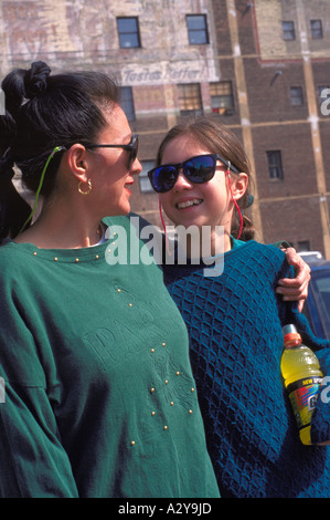 Mère et fille à Saint Patrick's Day Parade l'âge de 38 et 12. St Paul Minnesota USA Banque D'Images