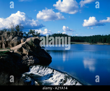 Black Hills du Dakota du Sud où Stockade Lake cascade sur une petite sortie rocky Banque D'Images