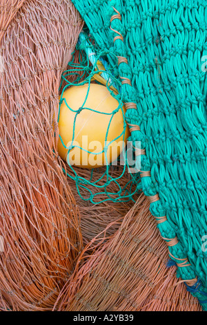 Filets de pêche rouge et vert et jaune flotter Banque D'Images