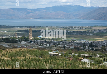 La ville de Dali avec 3 pagodes et le Lac Erhai vu de Cangshan Hill dans le Yunnan en Chine Banque D'Images