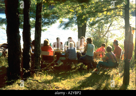 Extended family having picnic. La salle Big Island Les Cheneaux Lac Huron, Michigan USA Cedarville Banque D'Images