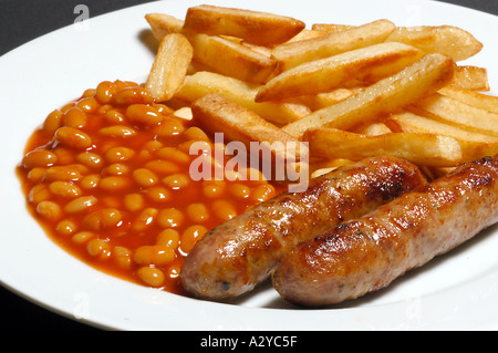 Repas de saucisses, frites et haricots blancs Banque D'Images