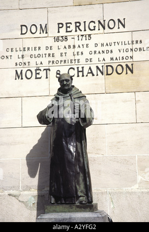 Statue de Dom Pérignon en dehors de Moet et Chandon Epernay Champagne France Cellers Banque D'Images