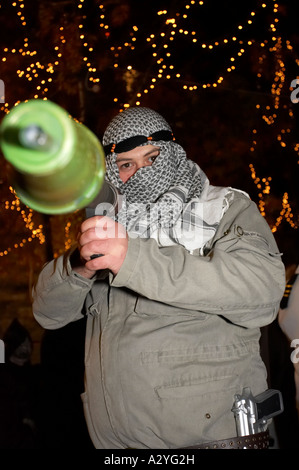 L'homme habillé comme un terroriste Al-Qaïda al-qaïda avec des lance-roquettes RPG Irlande Derry Halloween Banque D'Images