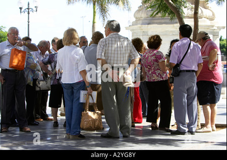 Groupe de personnes âgées touristes autour d'attente pour le transport sur la ramblas santa Cruz de Tenerife Espagne Banque D'Images