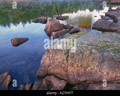 Des rochers et de joncs sur le lac Eagle Banque D'Images