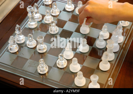 Déplacement d'une main de femme sculpté en verre chess piece Banque D'Images