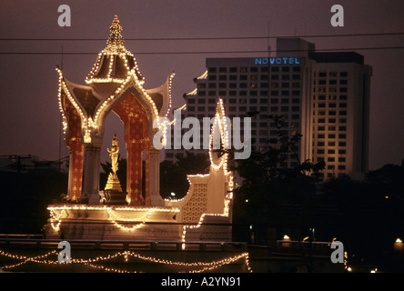 Fairy lights sur la statue de Rama de nuit hors de l'Organisation mondiale du commerce centre shopping mall et Novotel Hotel à Bangkok, Thaïlande Banque D'Images