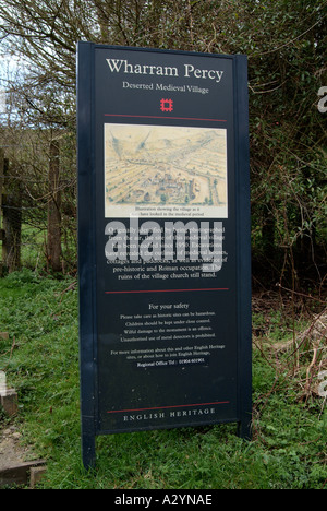 Description du site Wharram percy village médiéval déserté le bord ouest de l'Angleterre, dans le Yorkshire Wolds craie Banque D'Images