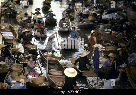 L'Damnern Saduak floating market - l'un des derniers marchés authentiques dans la banlieue de Bangkok, Thaïlande Banque D'Images