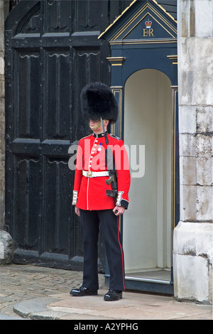 Sentry de Grenadier Guards sur la garde à l'extérieur St James's Palace, Londres Banque D'Images