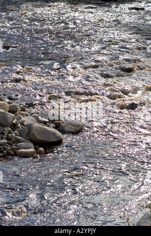 Close up de l'eau de la rivière au débit rapide, et les roches en Ecosse, Royaume-Uni Banque D'Images