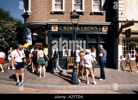 Les visiteurs se sont réunis sur la rue principale à l'extérieur de la couronne rose pub de style britannique à l'Epcot Center disneyworld Orlando Floride Banque D'Images
