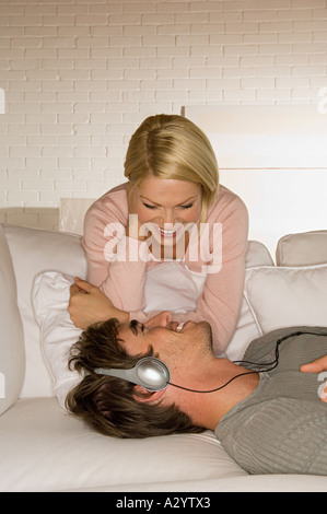 Young couple relaxing on sofa Banque D'Images
