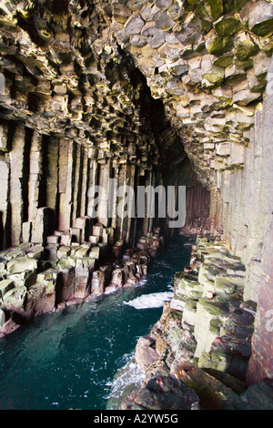 À l'intérieur de la Grotte de Fingal Fingals Isle of Staffa colonnes de basalte Strathclyde Argyll Scotland UK Royaume-Uni GB Banque D'Images