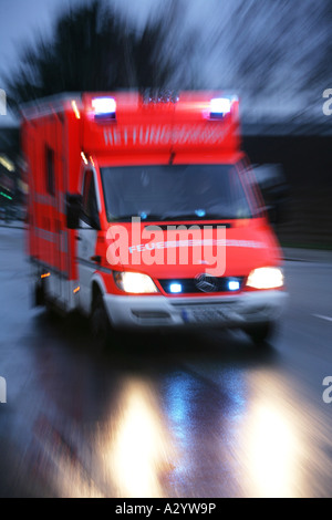 DEU Allemagne Essen Pompiers Ambulance sur la façon d'une urgence avec feux bleus scintillants Banque D'Images