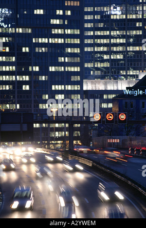 DEU Allemagne Essen Autoroute A40 immeubles de bureaux de RAG Ruhrkohle AG embouteillage Banque D'Images