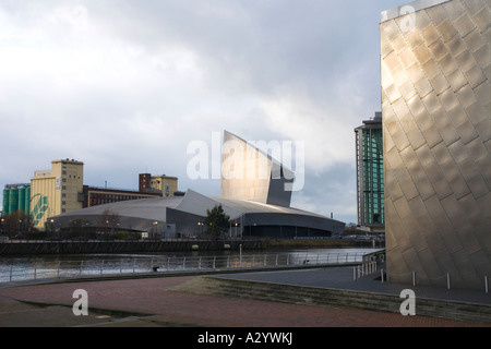 Imperial War Museum North et Lowry Centre à Salford Quays avec soleil tôt le matin Manchester Lancashire England UK Banque D'Images