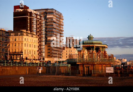 L'ancien kiosque à musique a besoin d'être rénové sur le front de mer de Brighton au Royaume-Uni 2007 - Banque D'Images