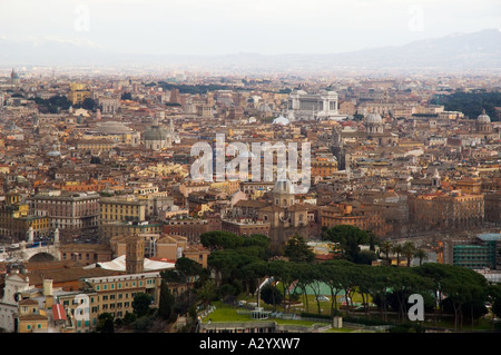 Aperçu de Rome Italie, à partir de la Basilique St Pierre à Dome. Banque D'Images