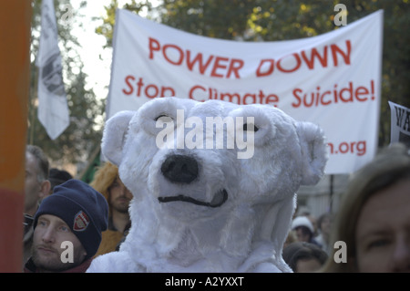 Manifestant vêtu comme un ours polaire à l'extérieur de l'ambassade américaine sur le changement climatique 4 novembre 2006 Londres de démonstration Banque D'Images