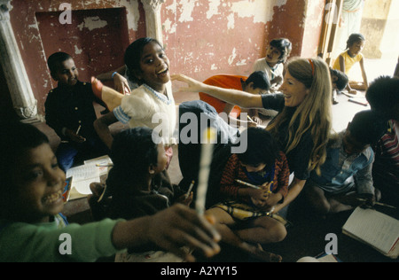 Les enfants à leurs cours à Dacca orphelinat sont ravis par la visite de leur parrain Le British Airways hôtesse Pat kerr Banque D'Images